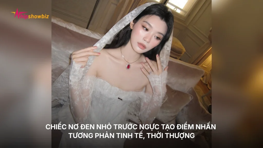 Chiếc nơ đen nhỏ trước ngực tạo điểm nhấn tương phản tinh tế, mang hơi hướng phong cách balletcore thời thượng