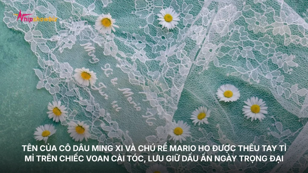 Tên của cô dâu Ming Xi và chú rể Mario Ho được thêu tay tỉ mỉ trên chiếc voan cài tóc, lưu giữ dấu ấn ngày trọng đại