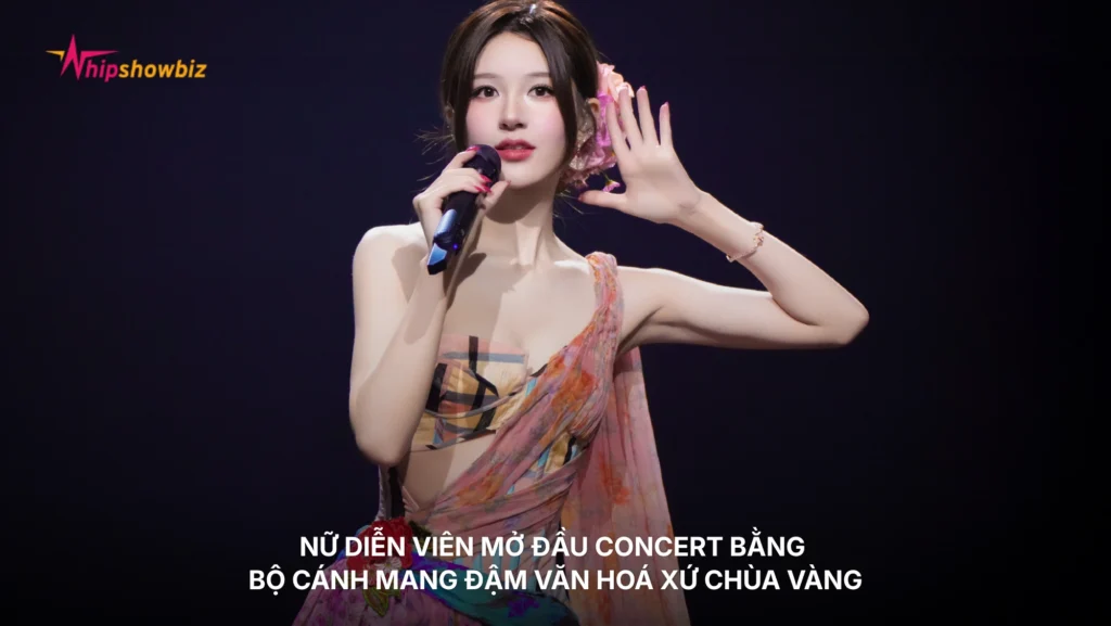 Nữ diễn viên mở đầu concert bằng bộ cánh mang đậm văn hoá xứ Chùa Vàng